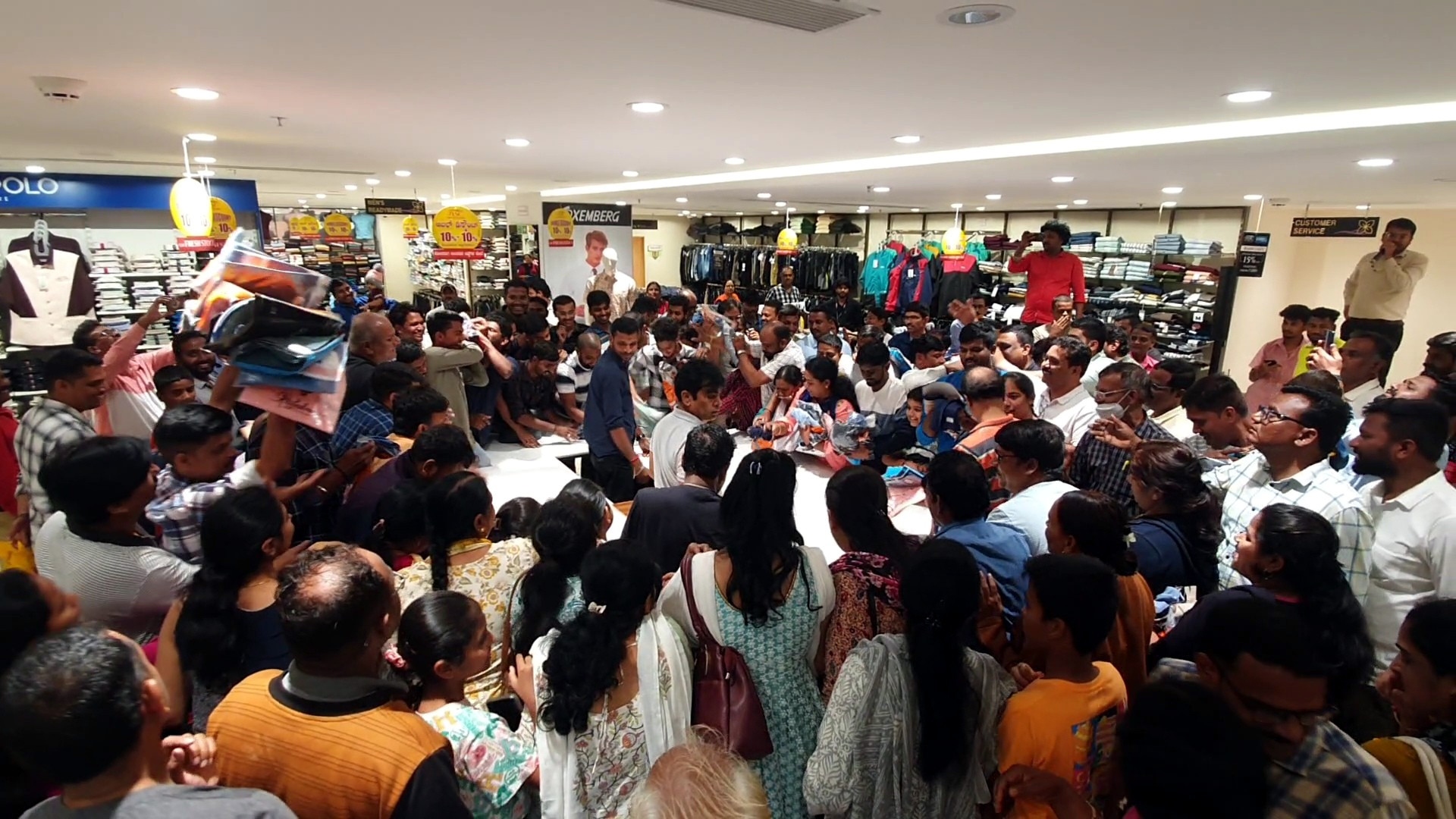 Huge response to Belagavi’s BSC Textiles Mall’s double discount