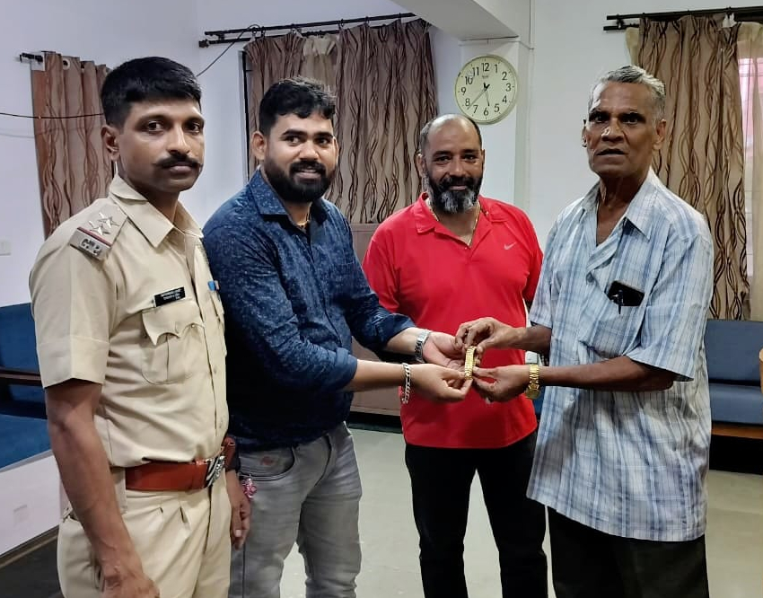 Rs 10 L gold bracelet found in   Moira, handed over to owner