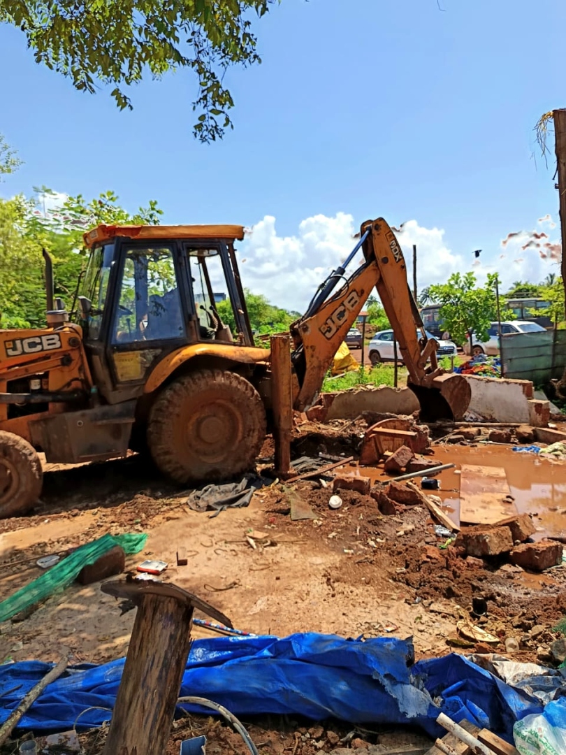 Anjuna Comunidade demolishes 25 illegal structures in Vagator