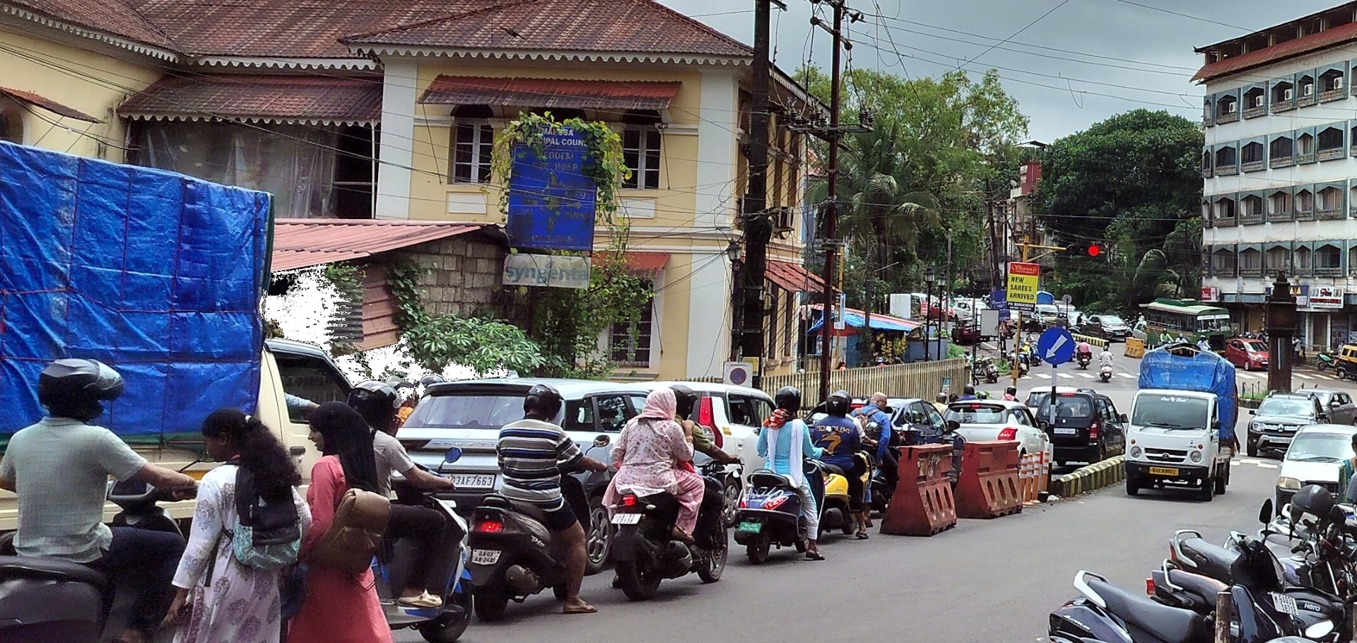 Traffic signal reorientation causes   congestion at Mapusa court junction