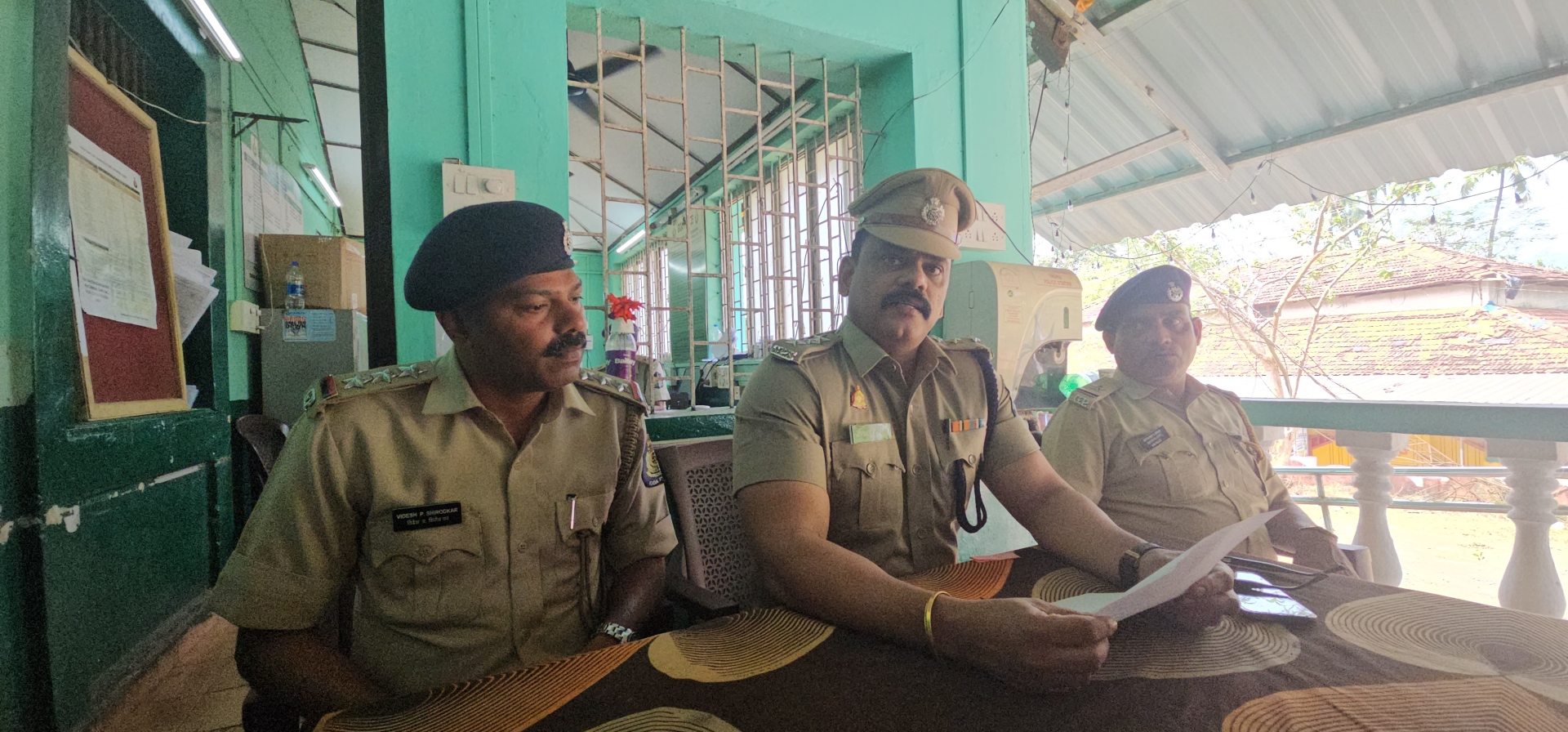 Cops suspect smuggling of goods   on Valpoi-Belgaum road via Pali