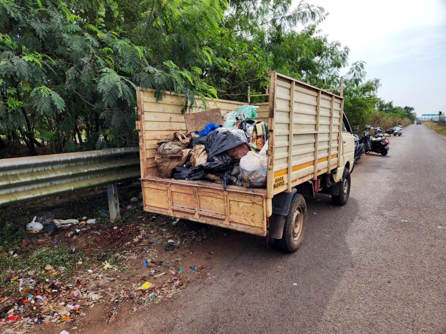Pickup caught dumping garbage in Bastora