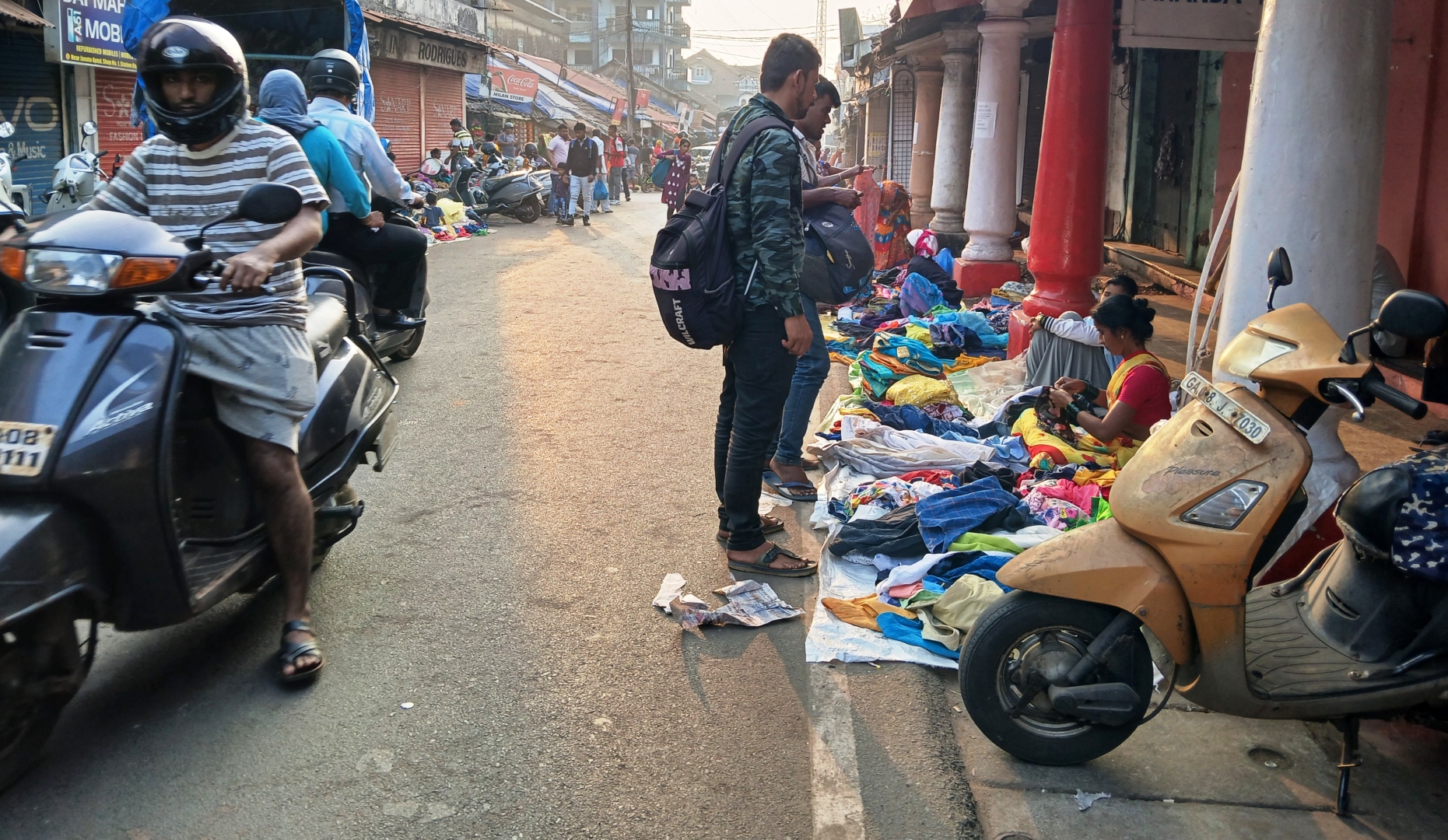 Vendors make merry along roadside in Margao as authorities turn blind eye