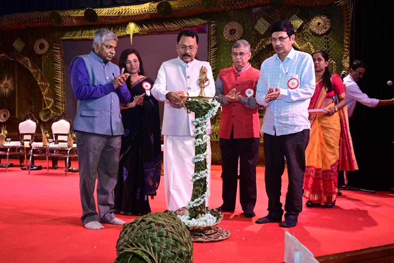 ﻿Existence of democracy lies   in people's hands: Governor