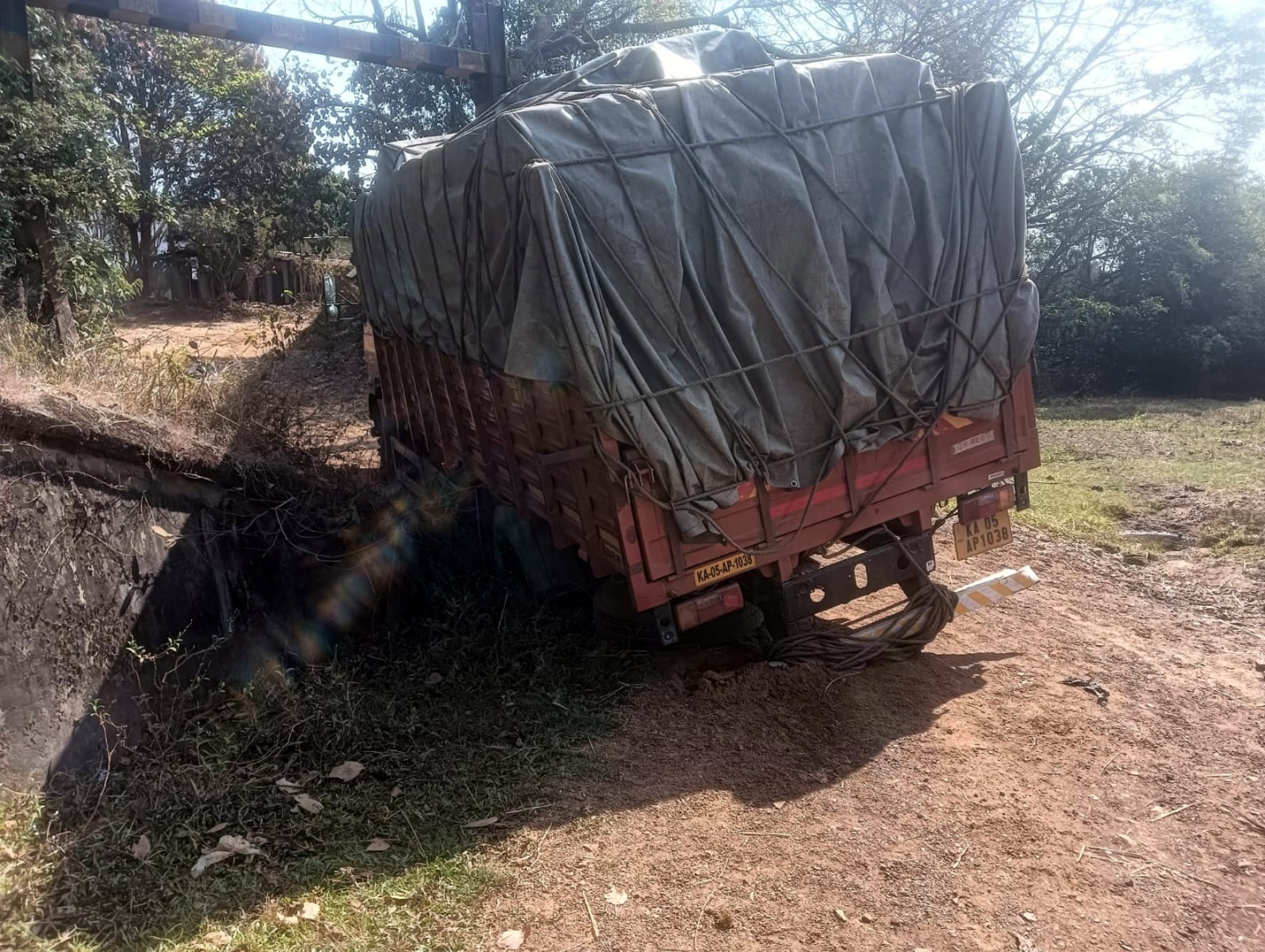 Goa-Chennai truck misled   by Google Maps, ends   in ditch near Londa