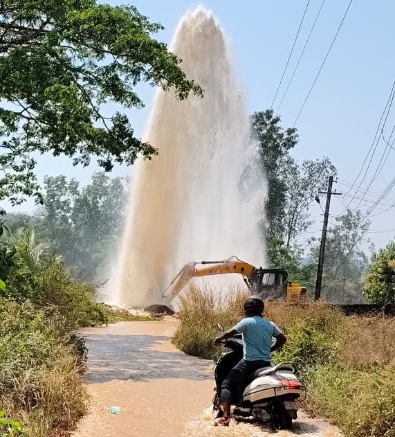 Over million litres of water go waste as   JCB damages water pipeline in Paroda