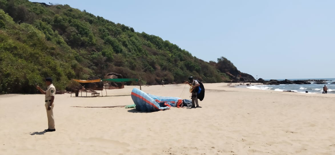 8 tourists detained   for paragliding sans  licence at Keri Beach