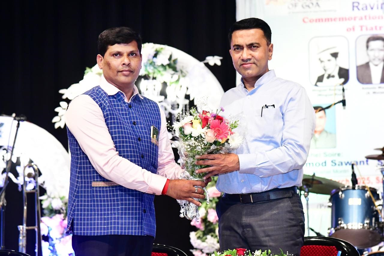 Sawant praises Tiatrists for promoting Konkani globally