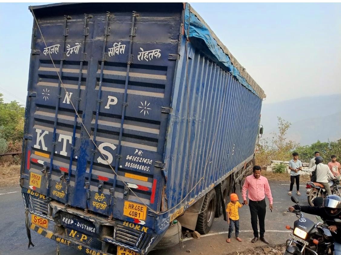 Traffic disrupted as   container truck gets   stuck at Tillari Ghat