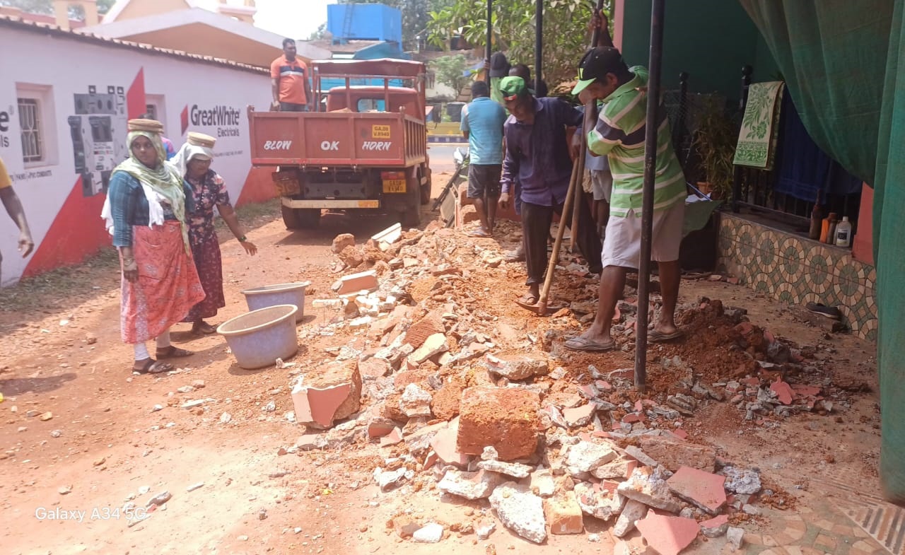 ﻿MMC razes compound wall in Agalli, owner cries foul