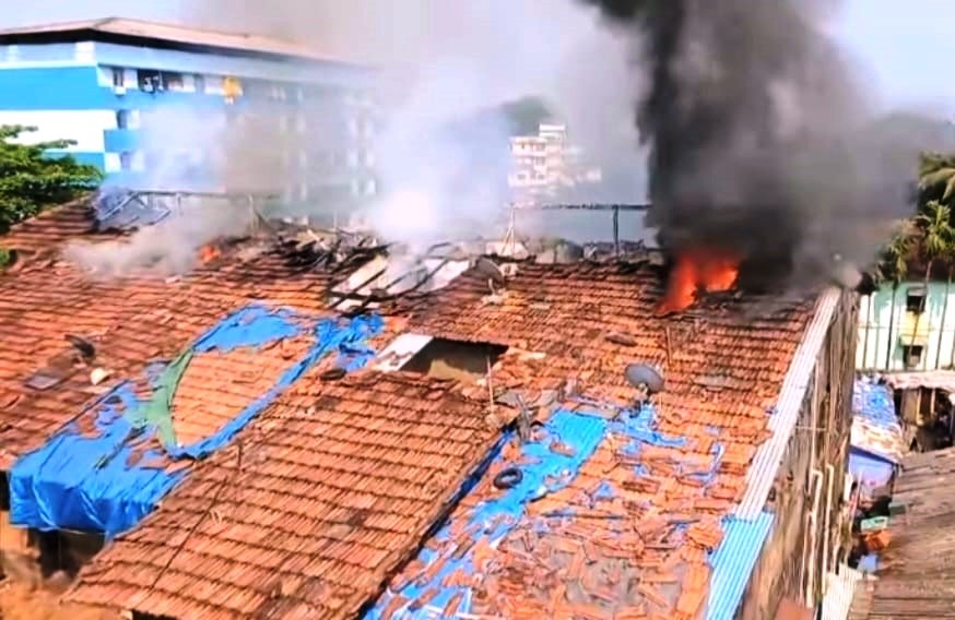 ﻿Month after fire, Dawood building still awaits structural assessment