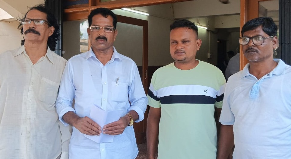 People's fury erupts over deplorable  condition of roads in Mapusa