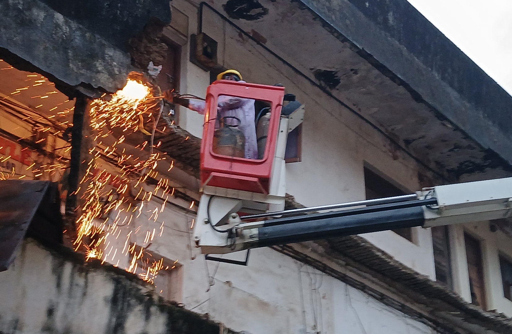﻿Margao building vacated after canopy collapse, firefighters clear weak slab