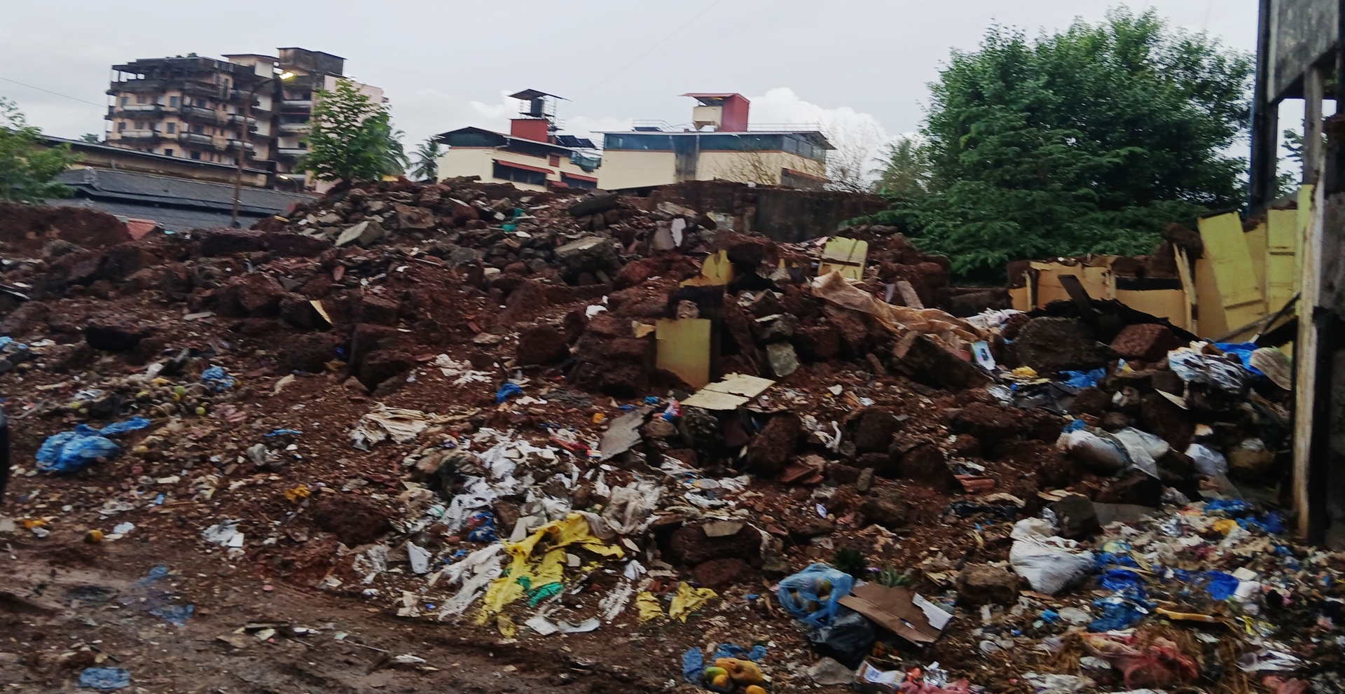 Debris of building   razed 2 yrs ago turns   into pile of rubble