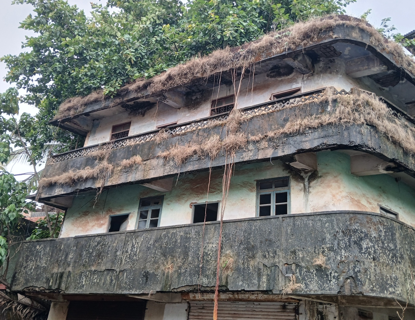 Owners must rehab unsafe bldgs   or they should be razed: Officials
