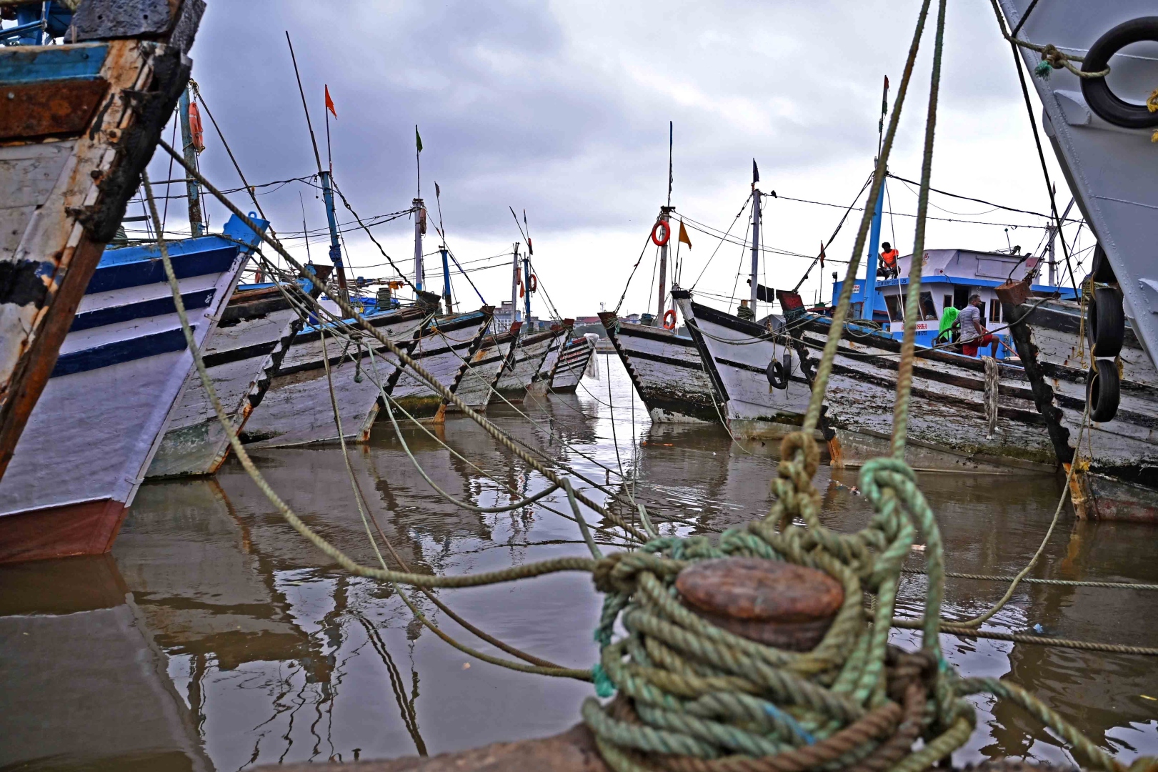 Amid inclement weather, trawlers   wind up operations at Malim Jetty