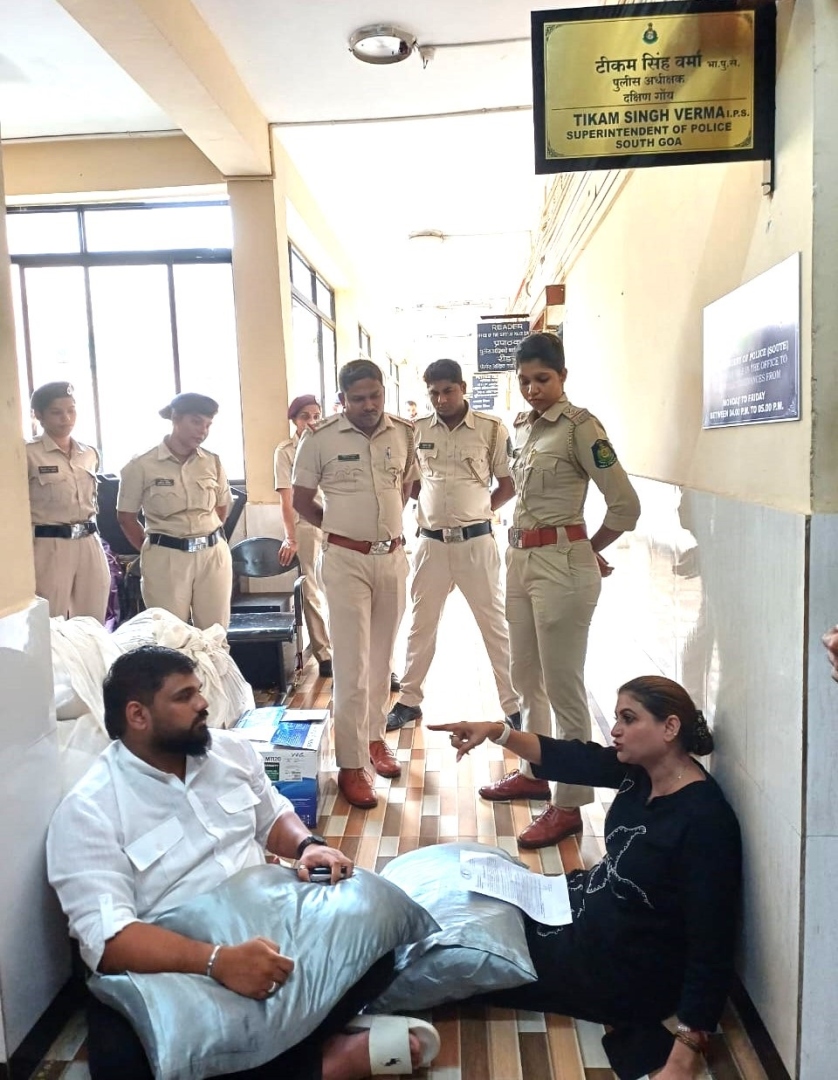 ﻿Activists stage dharna over FIR in bridge protest case