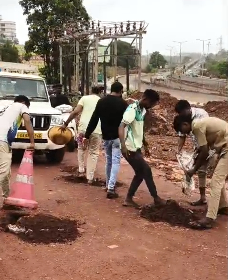 ﻿Vasco bus operators stage   protest, fill risky potholes
