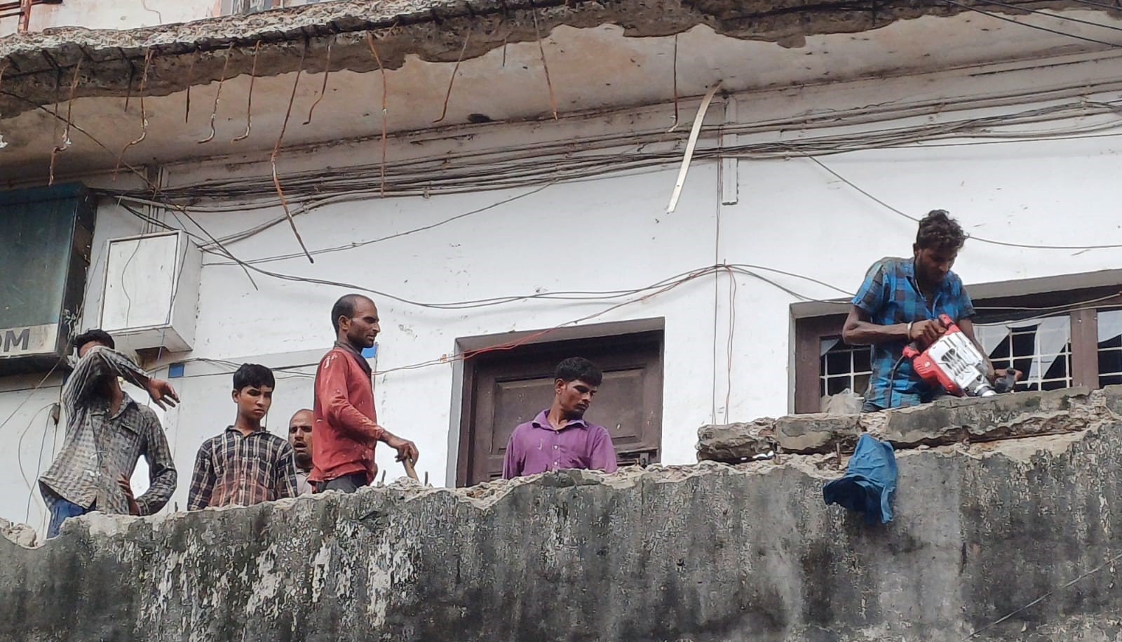 Overhanging old bank building section razed to prevent collapse in Margao