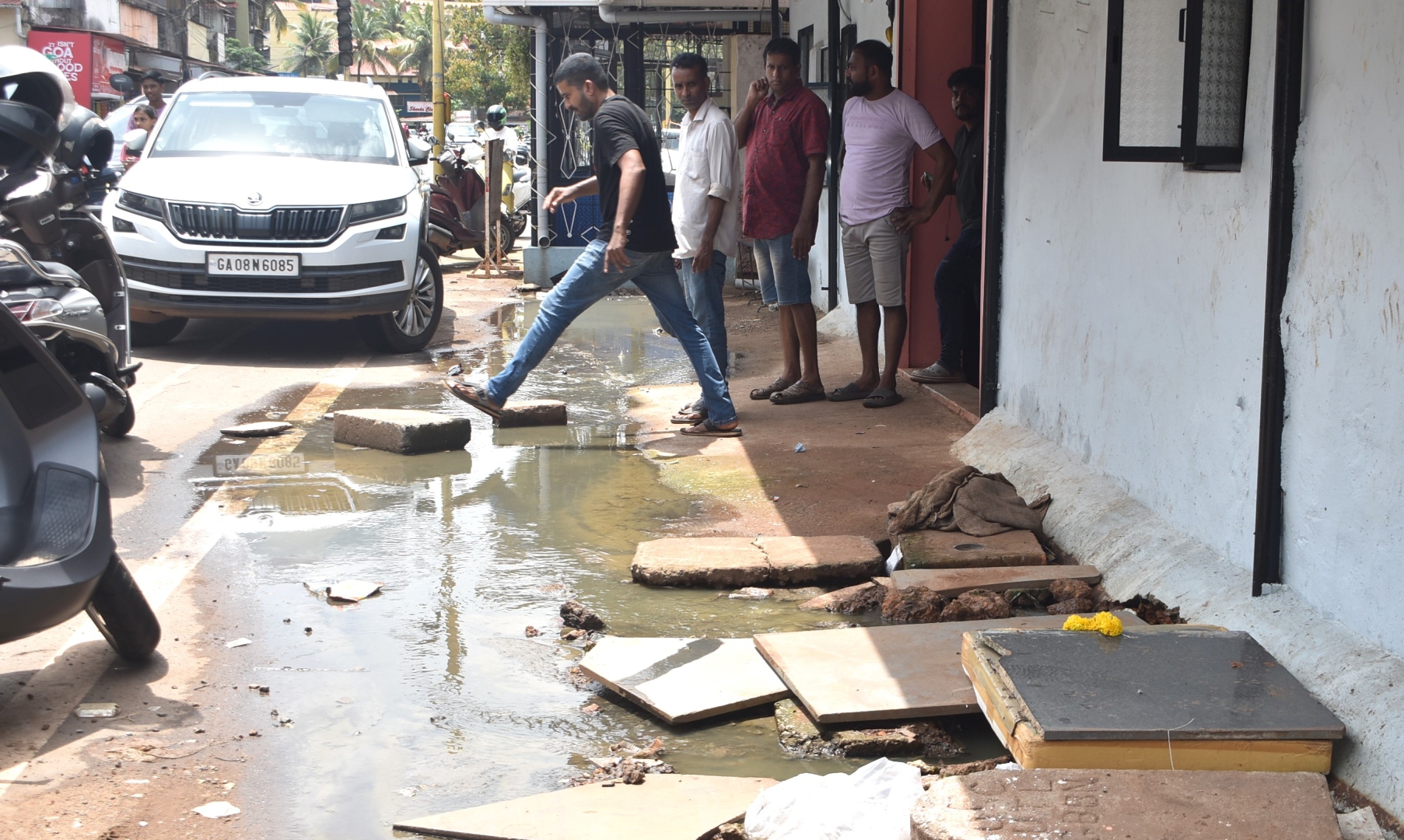 Sewage raises stink  along establishment  near Nehru Stadium