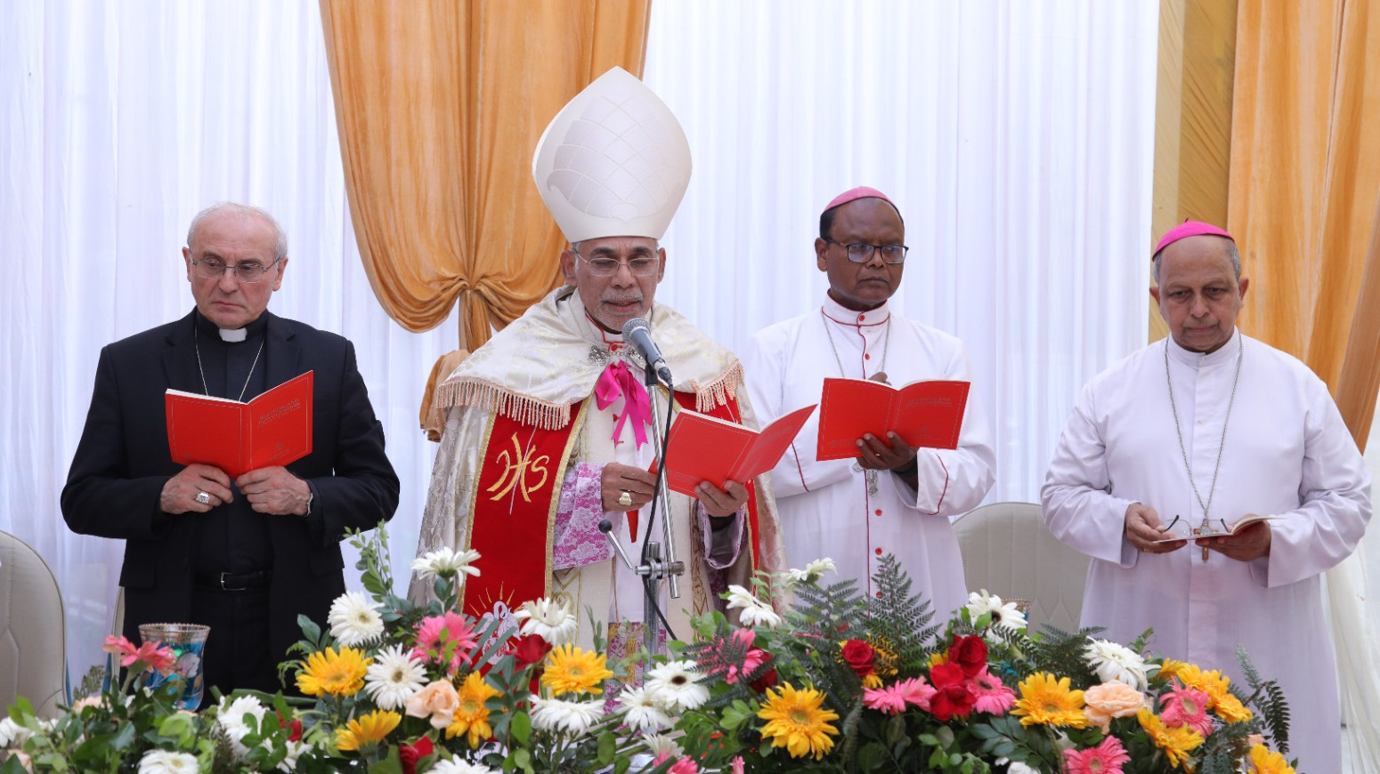 Cardinal Ferrão blesses new CCBI headquarters in Delhi