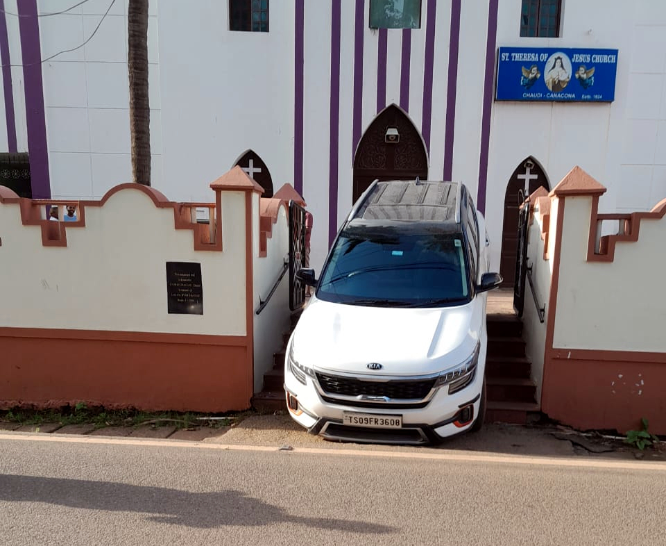 Car follows Google maps, lands  on church steps in Canacona