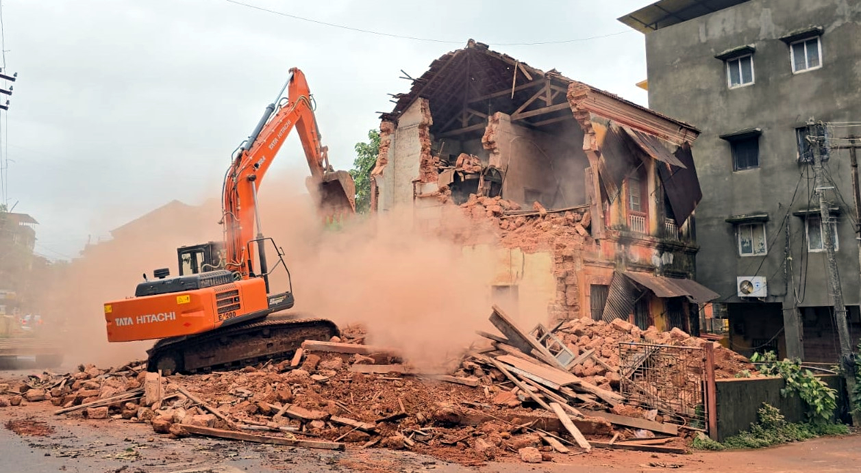﻿Demolition of dilapidated Mapusa house completed