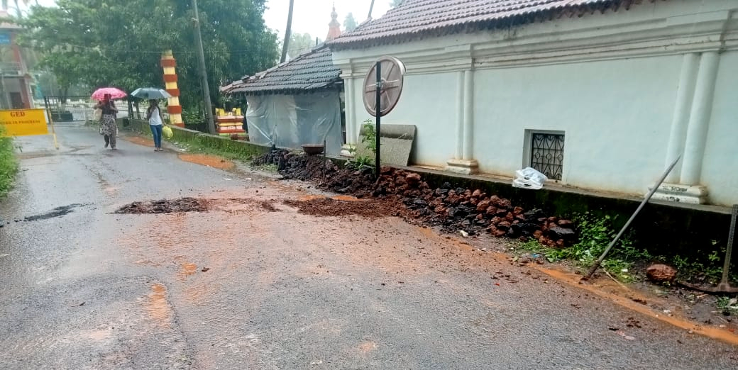 ﻿Angry locals stop digging   of road near Morjim p'yat
