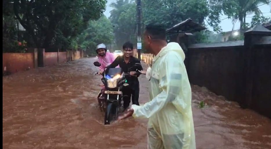 Vehicles stall, residents fume as   Cunchelim road floods yet again