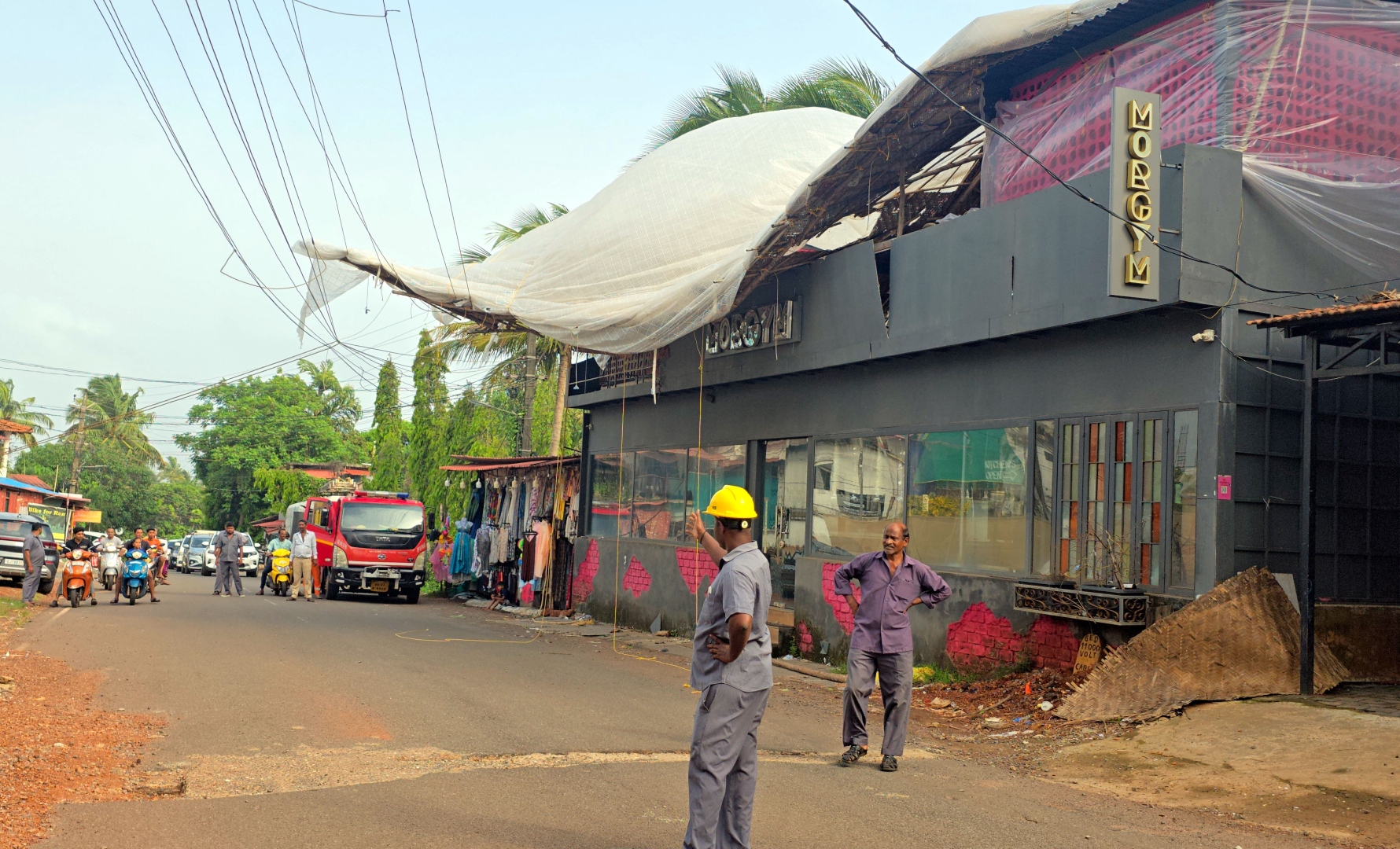 Makeshift roof comes crashing down on power lines in Morjim