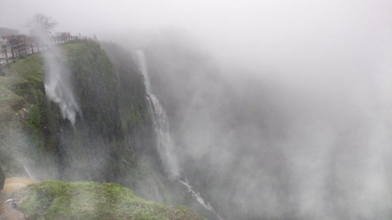 ﻿Amboli tragedy: Tourist falls 150 feet while taking photo, body recovered