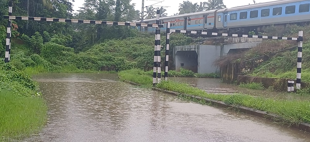 Seraulim underpass flooded again; motorists, students stranded