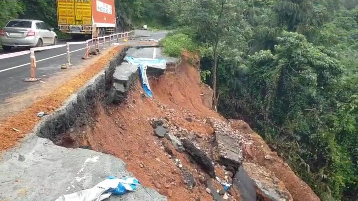 Landslide causes highway stretch between Belagavi & Goa to cave in at Anmod Ghat