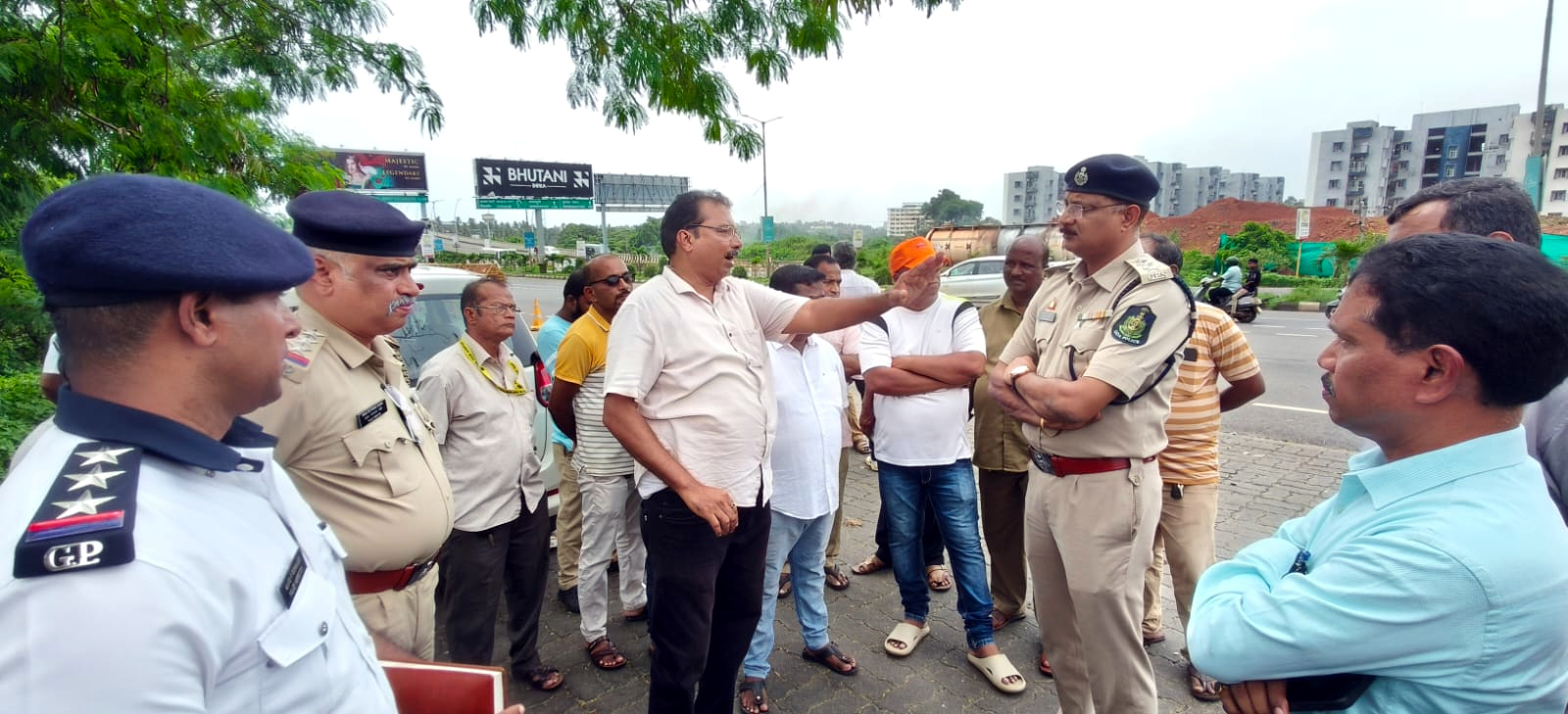 Dabolim airport yellow-black taximen   threaten agitation  over ilegalities of touts, rent-a-car operators