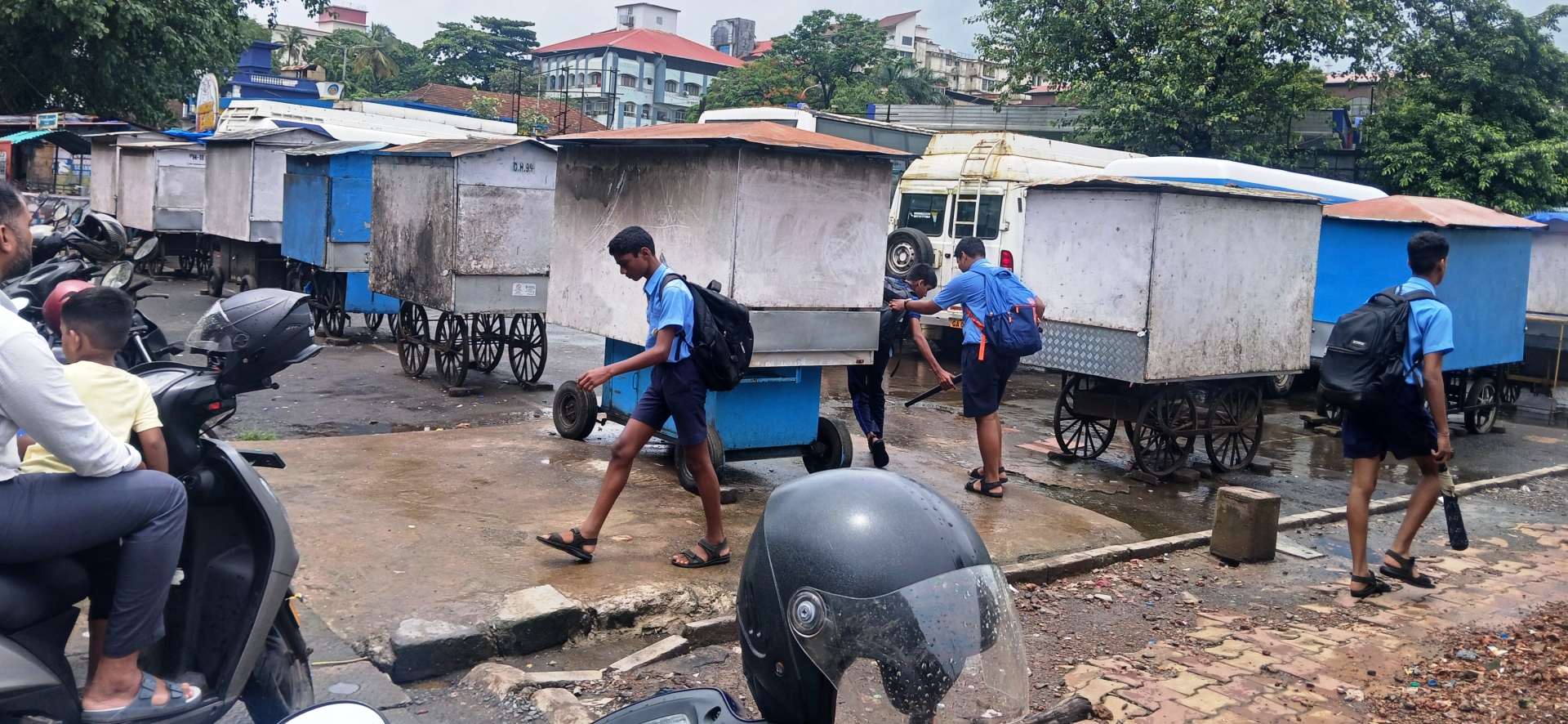 Double parking woes mount as food carts choke Margao’s old bus stand