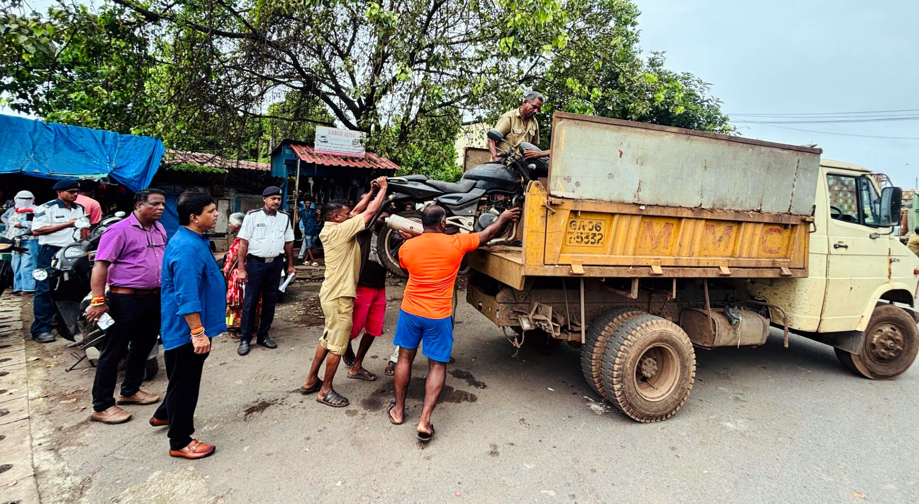 Authorities in Vasco haul away abandoned vehicles