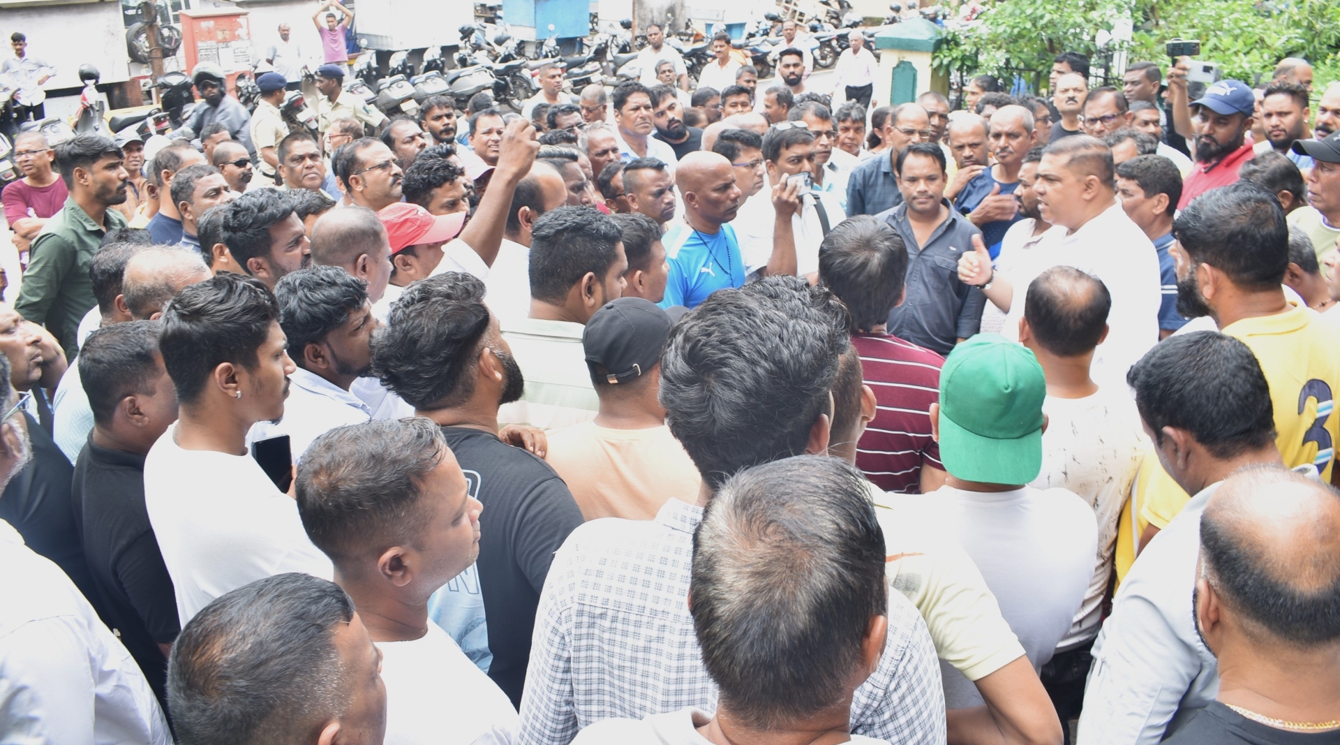 Taxi turf war: Cabbies join in show of strength