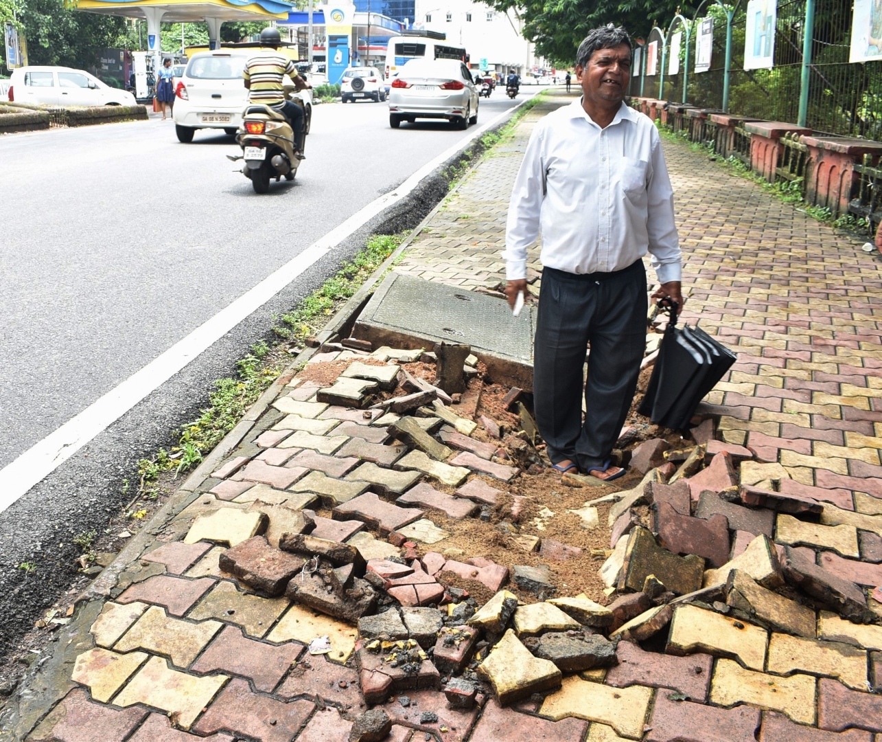 Delay in repair of collapsed Margao footpath raises safety concerns