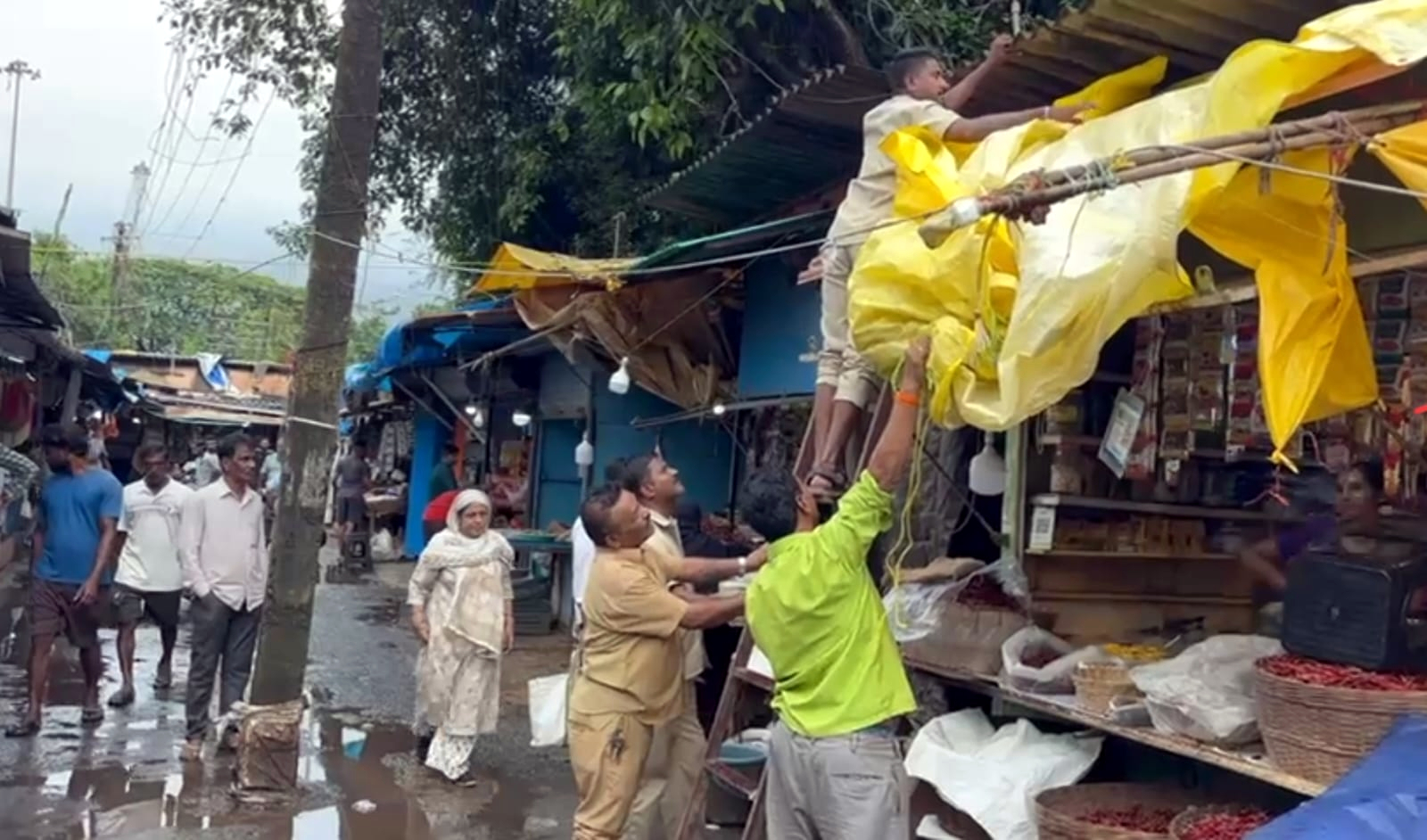 Authorities crackdown on encroachments at Vasco market