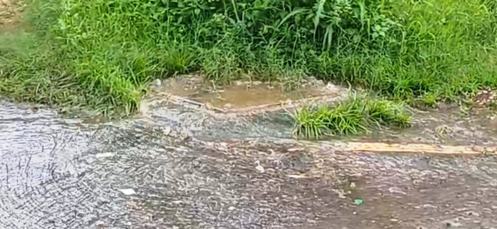 Overflowing manholes stir stink in Fatorda, Margao