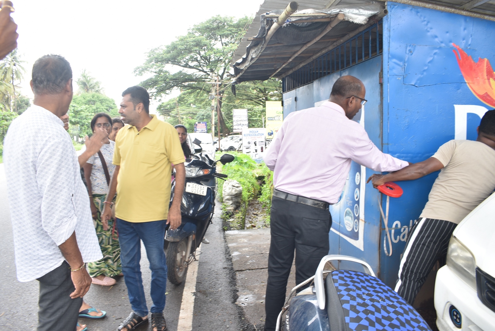 Davorlim panchayat inspects illegal roadside structures