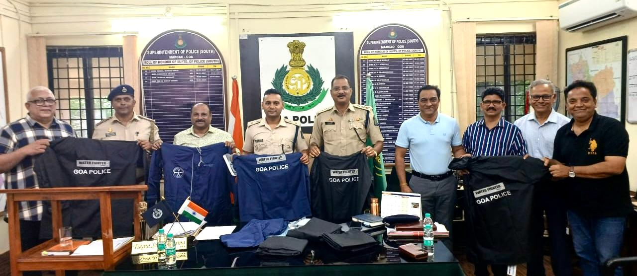 Verna Industries Assn donates 500 raincoats to S Goa police