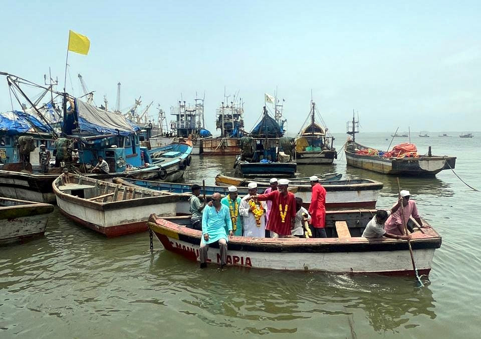 Akhand Damodar Bhajani Saptah ends with sacred sea immersion