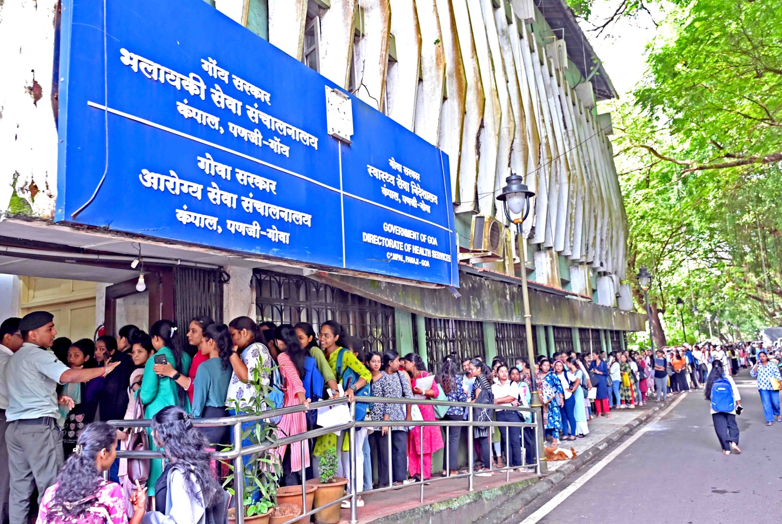 4,000 candidates turn  up for 100 nursing   posts' interview