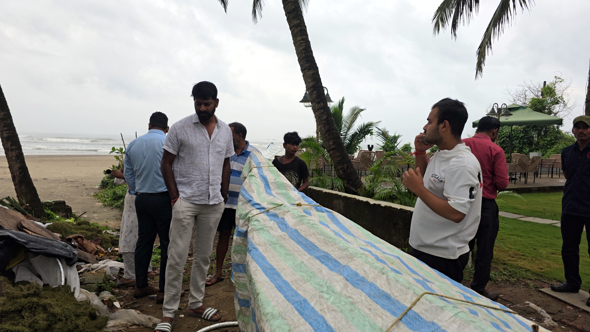 Sarpanch inspects dumping   of waste at Morjim beach