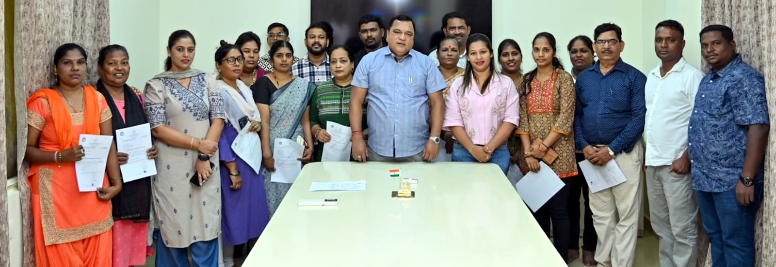 ﻿Minister hands Laadli   Laxmi, Griha Aadhaar   cheques to 25 women