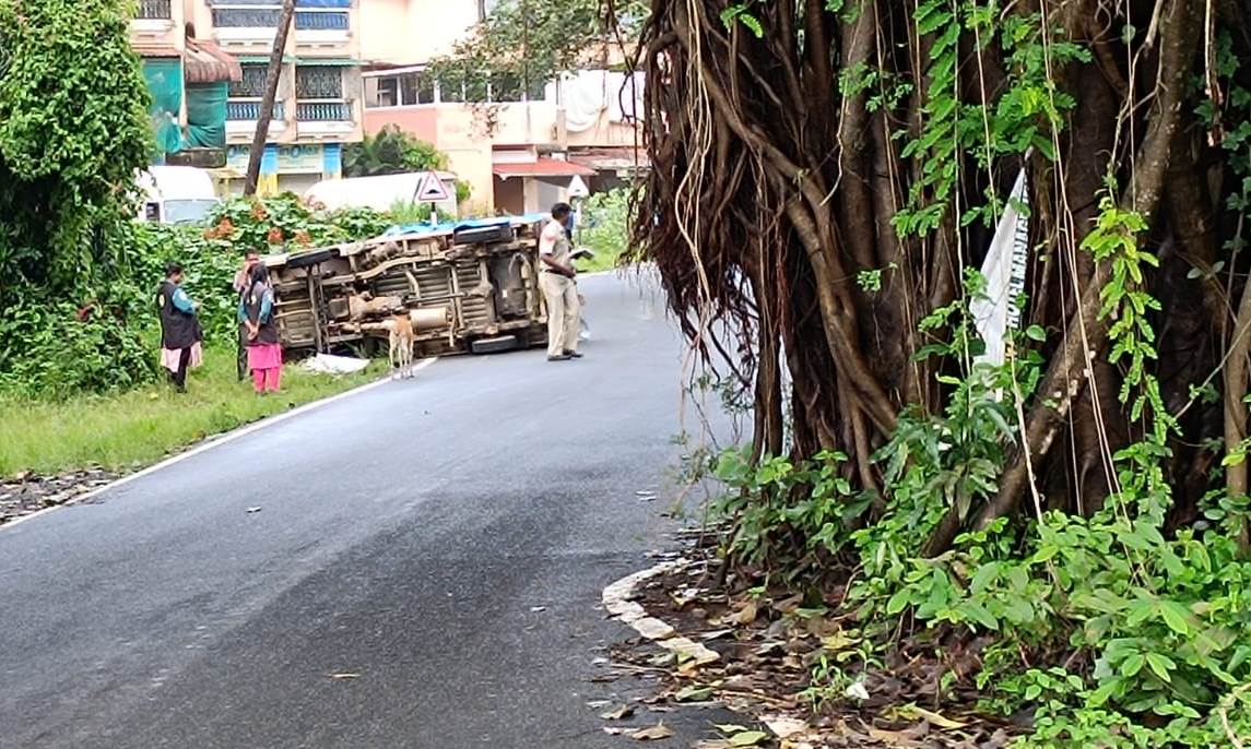Tree turns death trap on Navelim–Aquem road