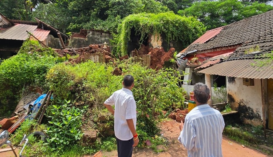 Wall of abandoned house collapses in Mapusa