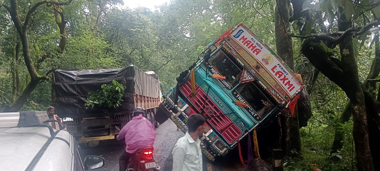 Mishap disrupts traffic on Belagavi-Goa Road via Chorla
