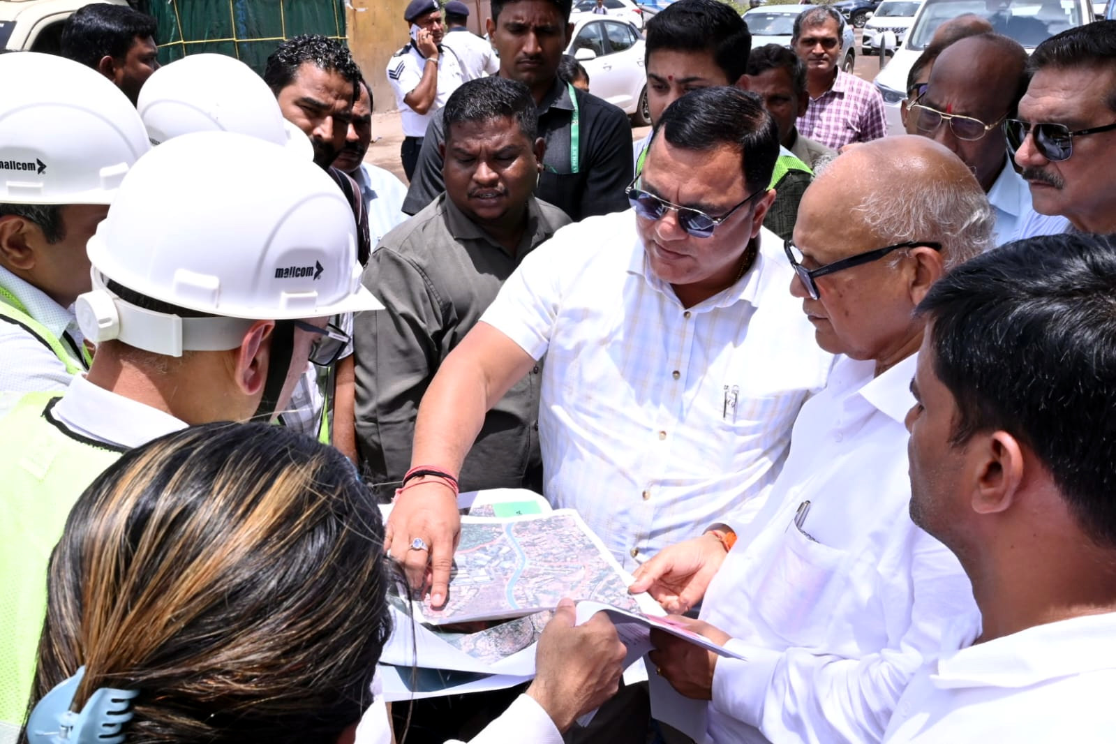 PWD minister orders service roads   built before flyover, bridge works